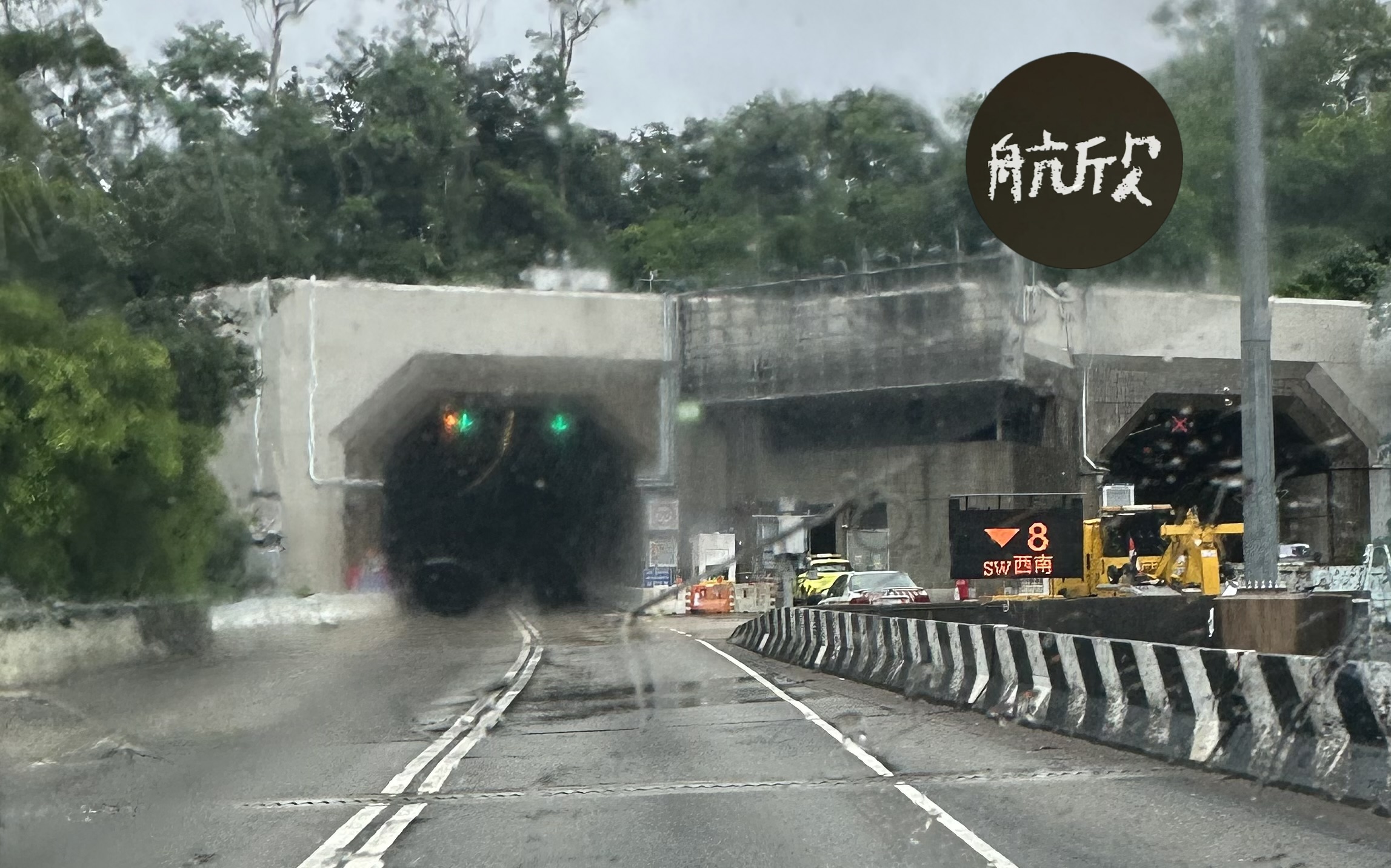 紅霞襲港，葬禮如常